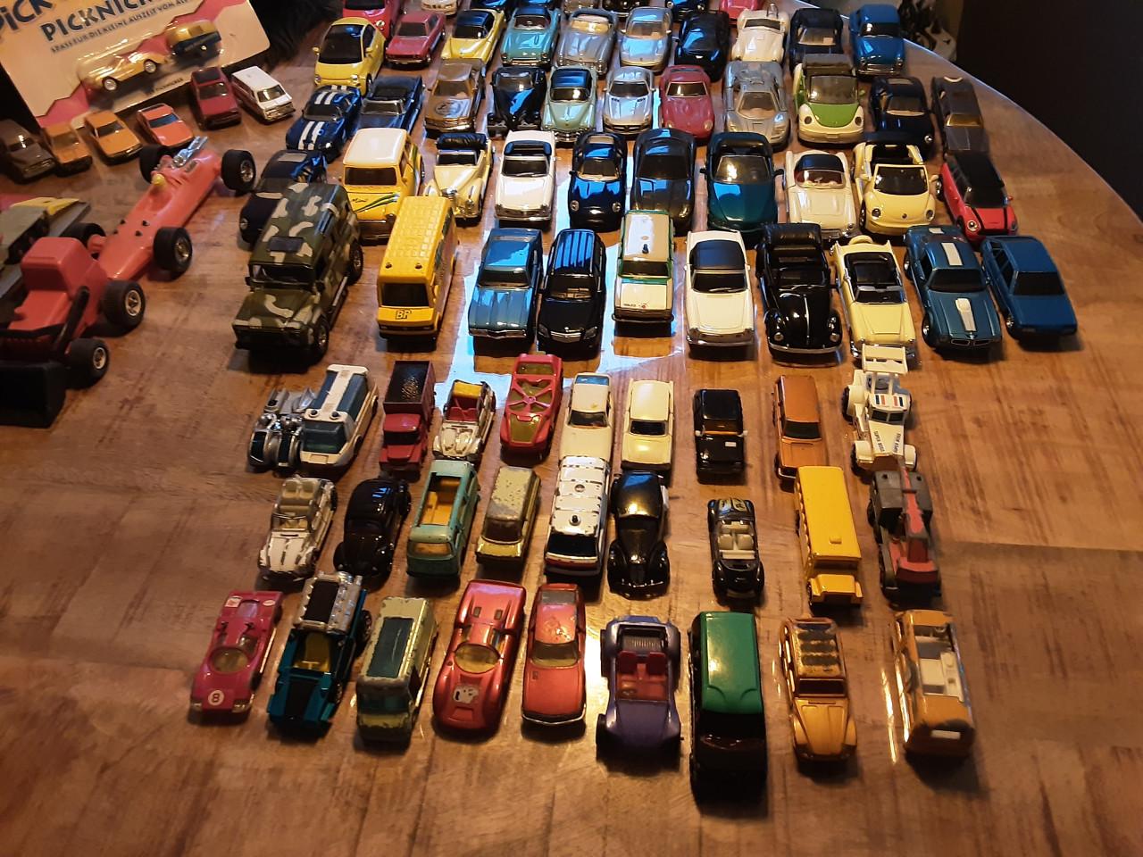 110 modelauto  bieden vanaf  200 euro voor alles