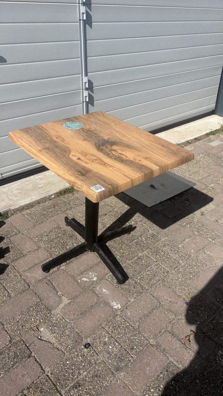 Terras tafeltje buiten tafel