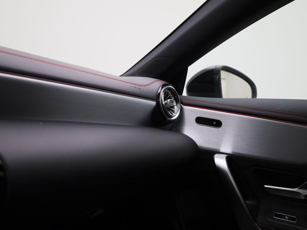 Mercedes-Benz Cla shooting brake 200 business solution amg | automaat | pan