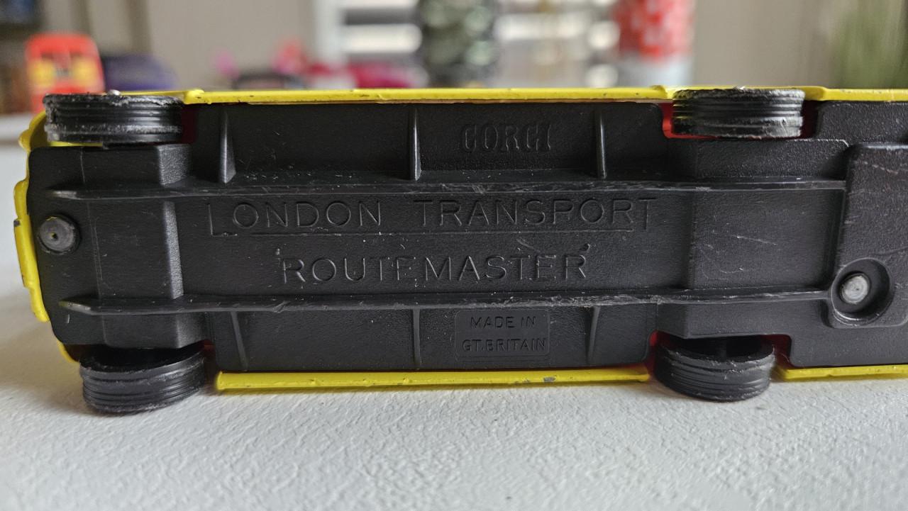 Originele gele Disney dubbeldekker Corgie