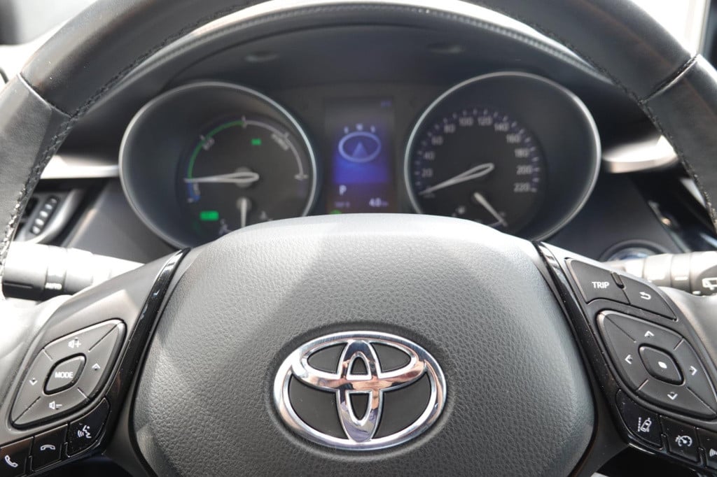 Toyota C-hr 1.8 hybrid adventure