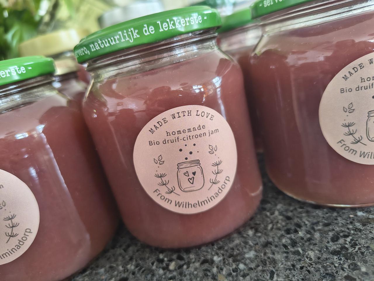 Heerlijke biologische druif-citroen jam, gelei. Onbespoten druiven eco.