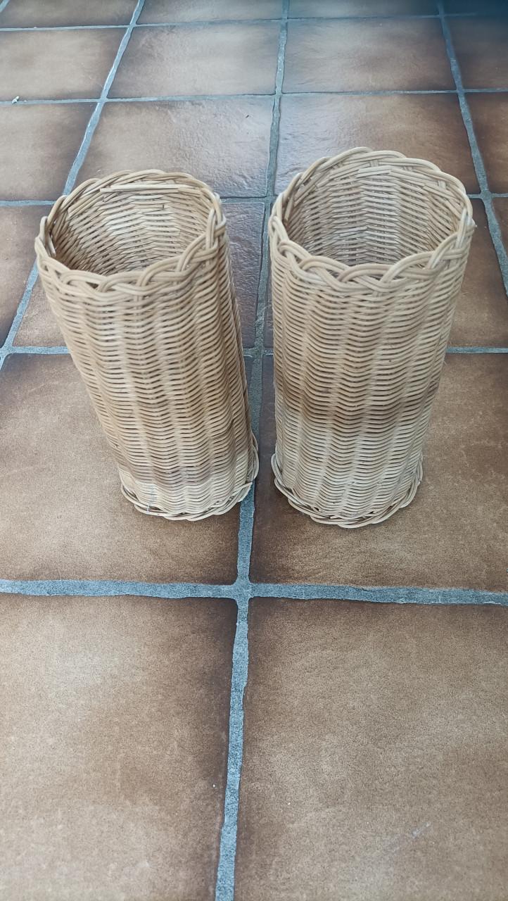 2 (hoge) rotan mandjes voor een wijnfles. Of zet er een smalle vaas in.
