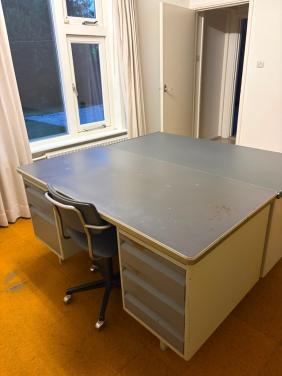 2 metalen bureaus