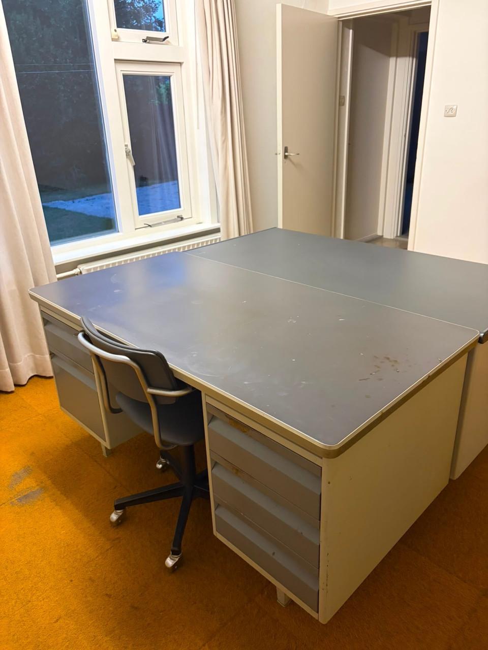 2 metalen bureaus