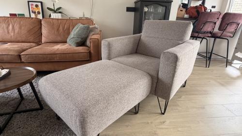 Fauteuil met poufe stof yield taupe