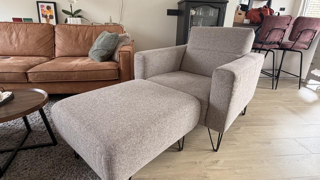Fauteuil met poufe stof yield taupe