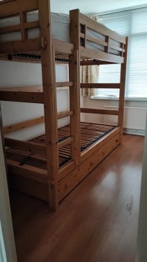 Degelijk houten stapelbed