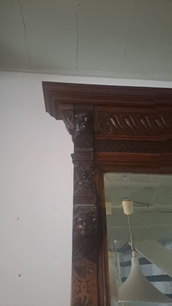 Grote houten spiegel met houtsnijwerk, 177,5 cm hoog