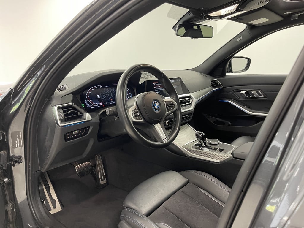 BMW 3-serie touring 330e xdrive m-sport | adaptief cc | panoramadak | trekh