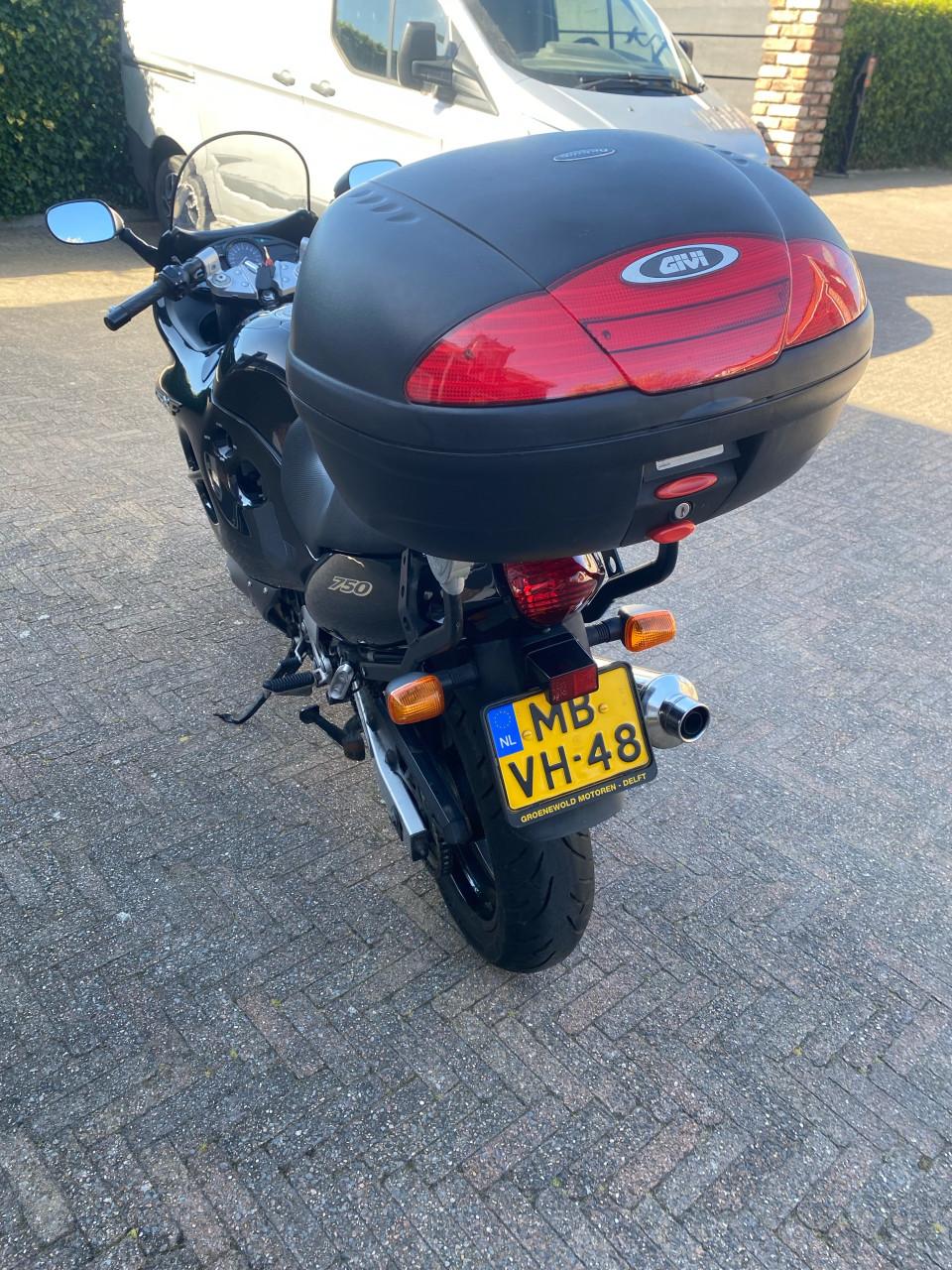 Suzuki GSX 750 sport zwart. lage kilometerstand 20.900  Dealer onderhouden