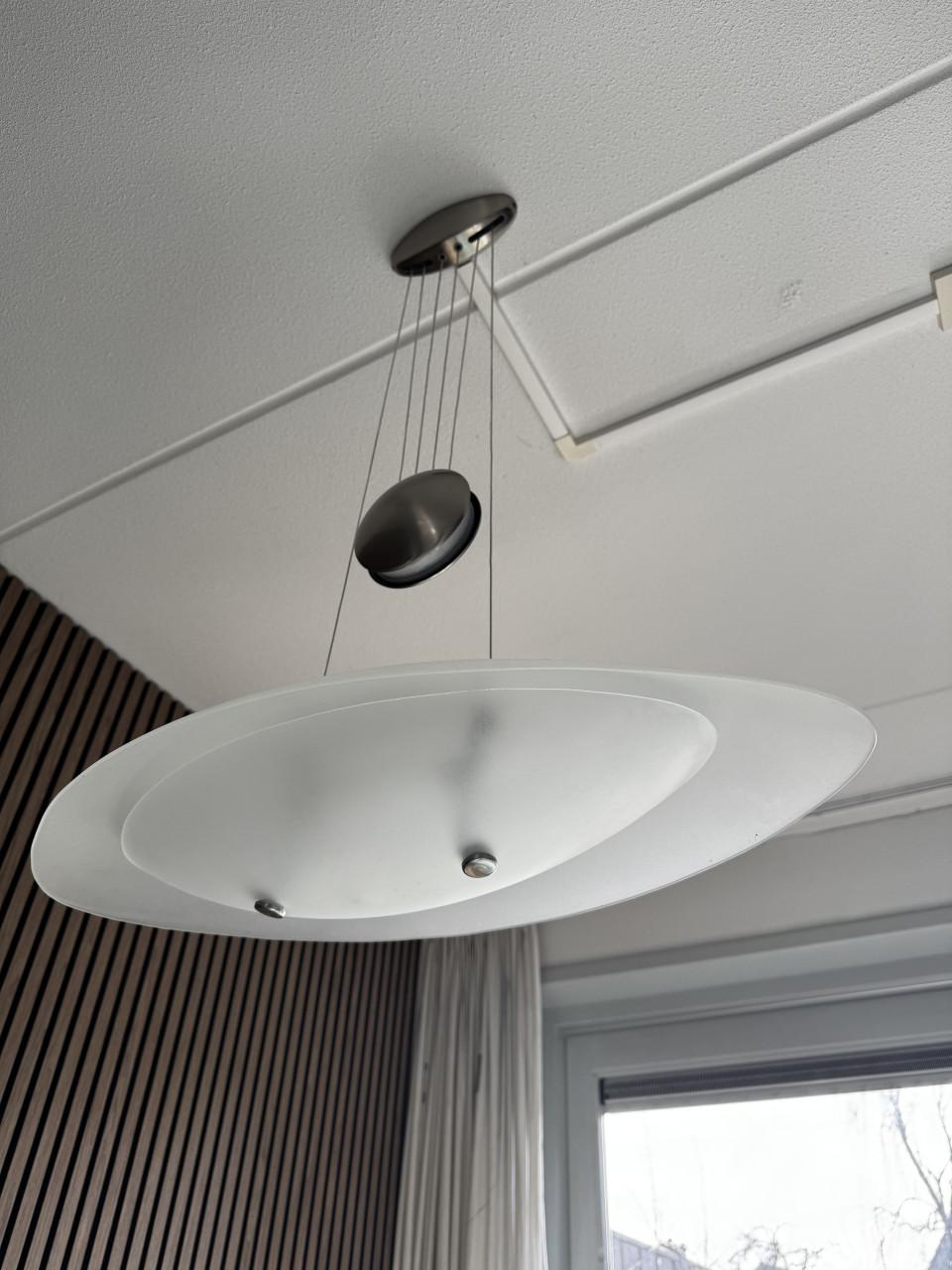 Glazen design hanglamp met contragewicht