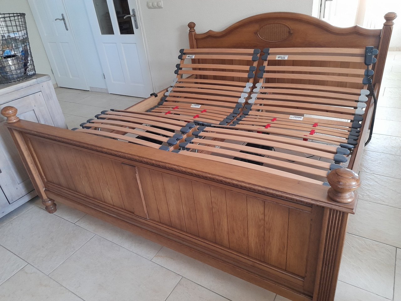 2 persoons bed met elektrisch verstelbare bodem 180 x 200 (in goede staat)