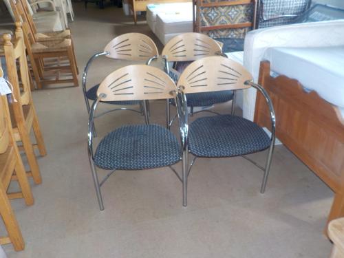 4 stevige stoelen opruimprijs 10 euro