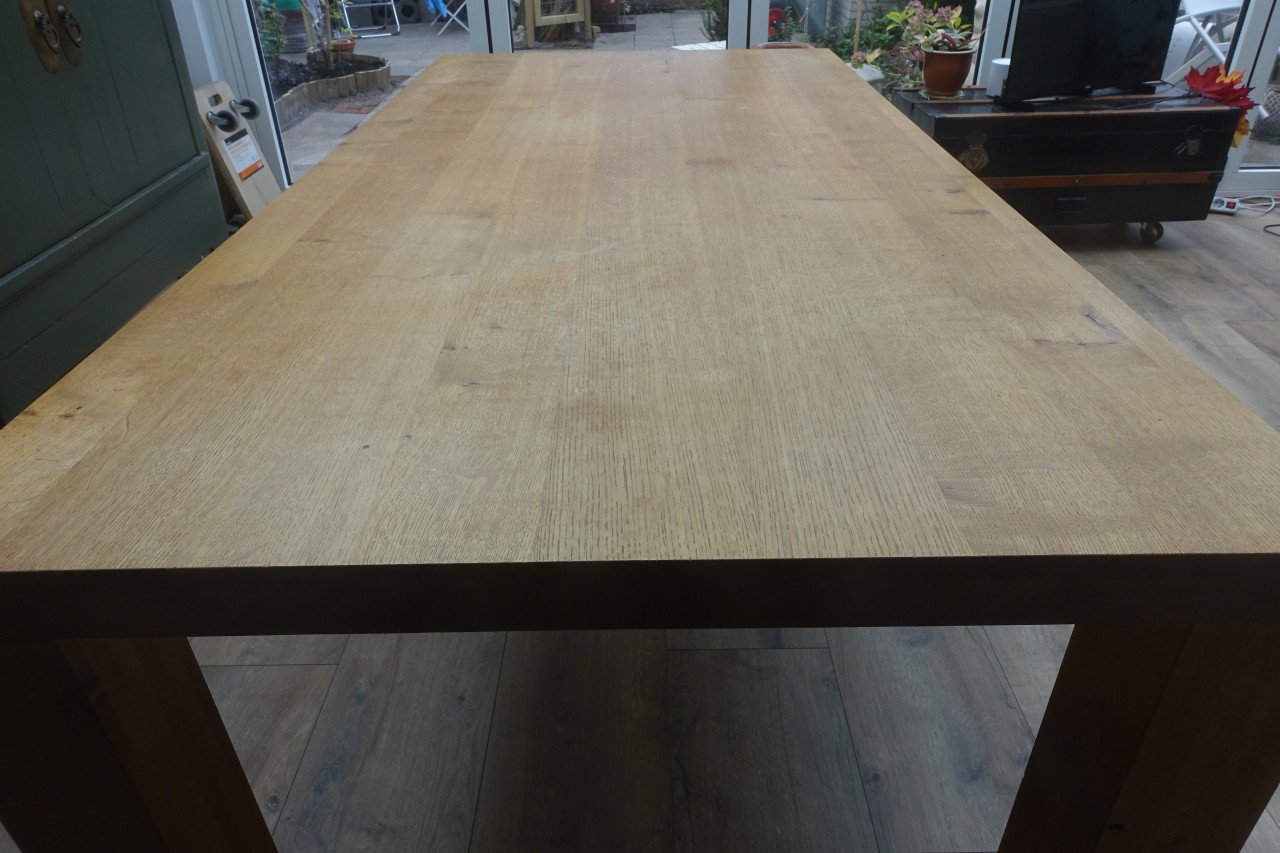 Lange stevige massief houten tafel
