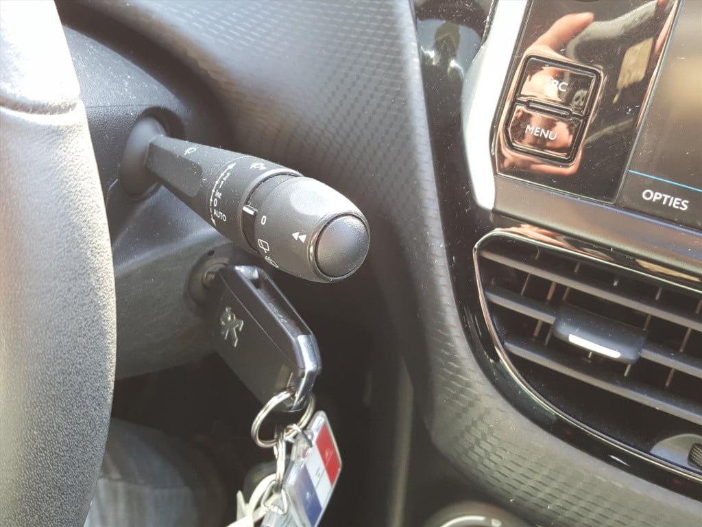 Peugeot 208 1.2 puretech 82pk signature navigatie | apple carplay & android