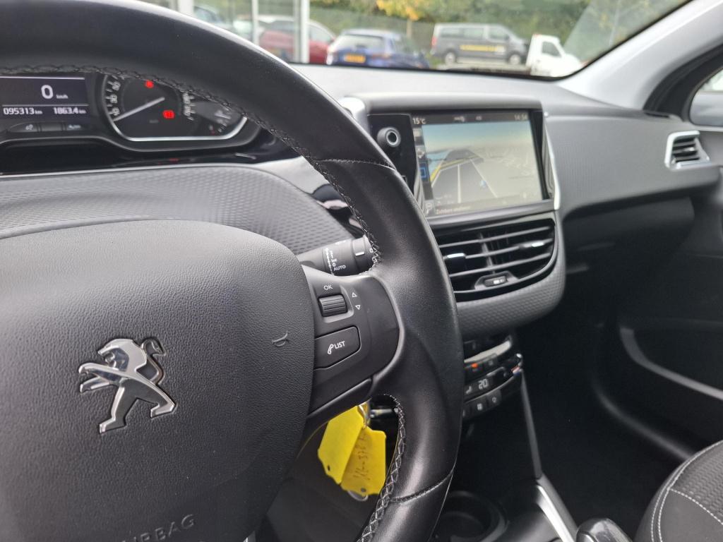 Peugeot 208 1.2 allure nav/clim/lmv/park