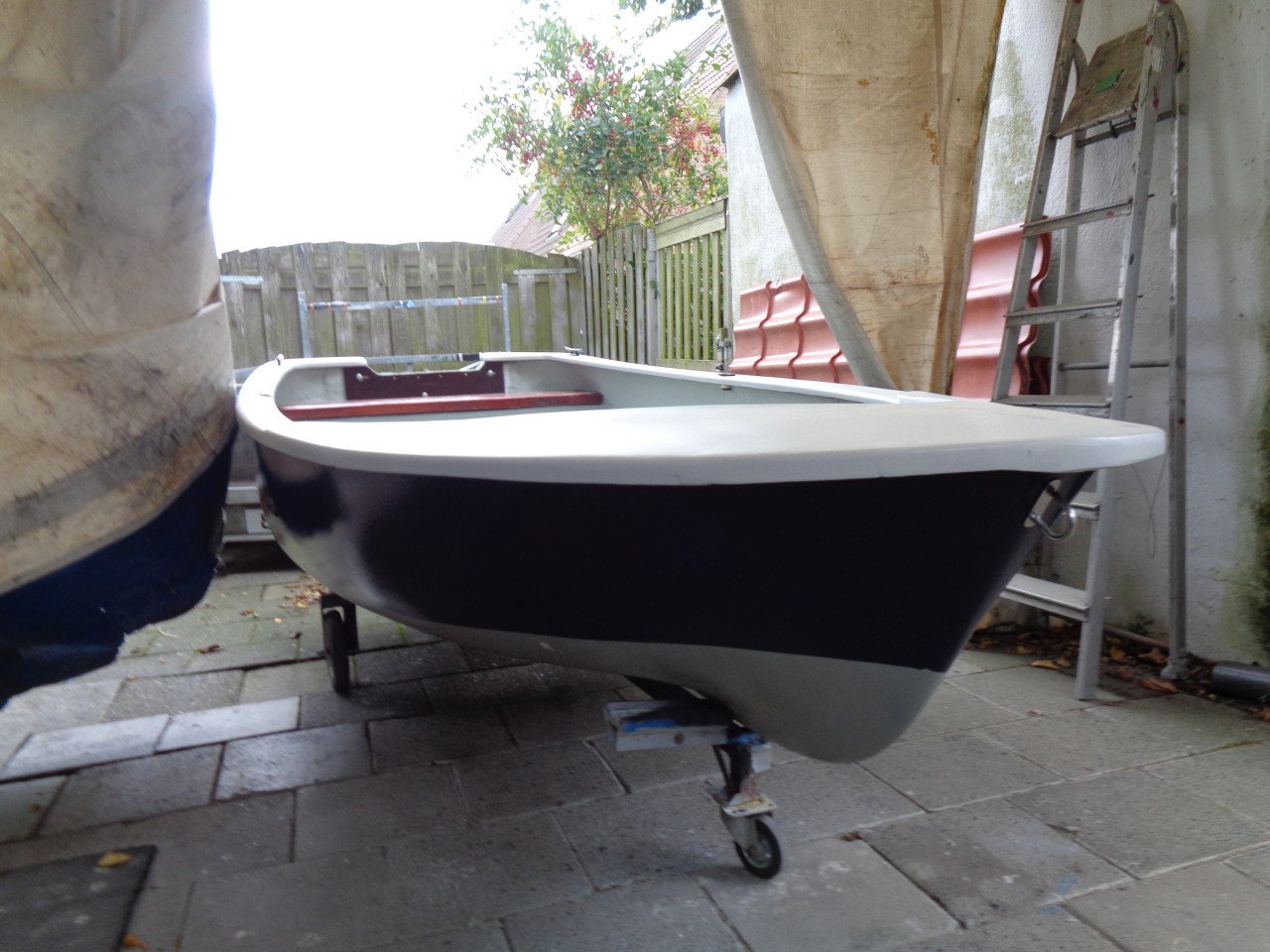 Polyester vis/roeibootje eventueel met 12v fluistermotor.