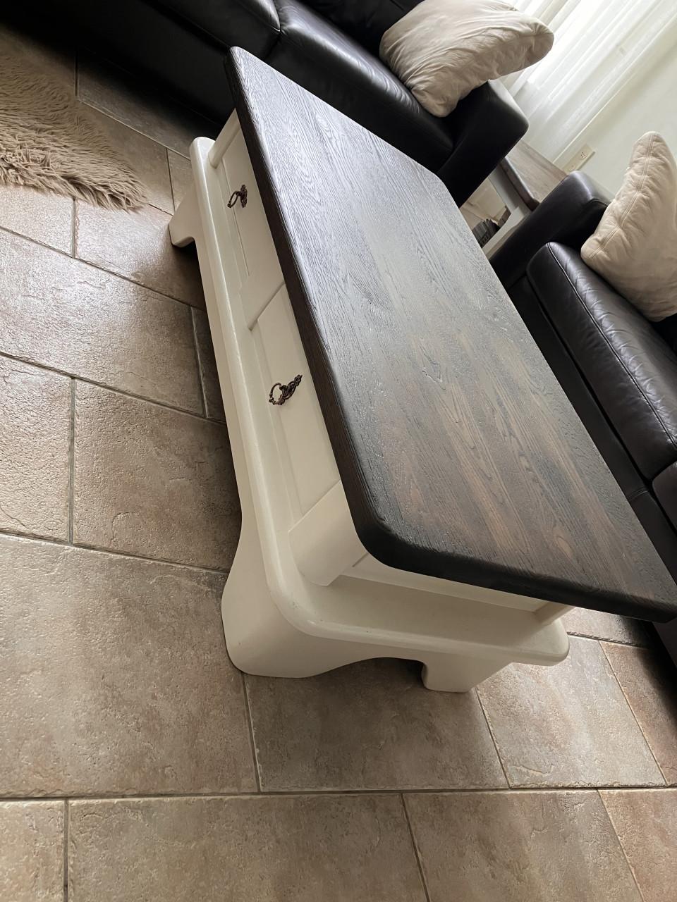 Eikenhouten salontafel met landelijke uitstraling