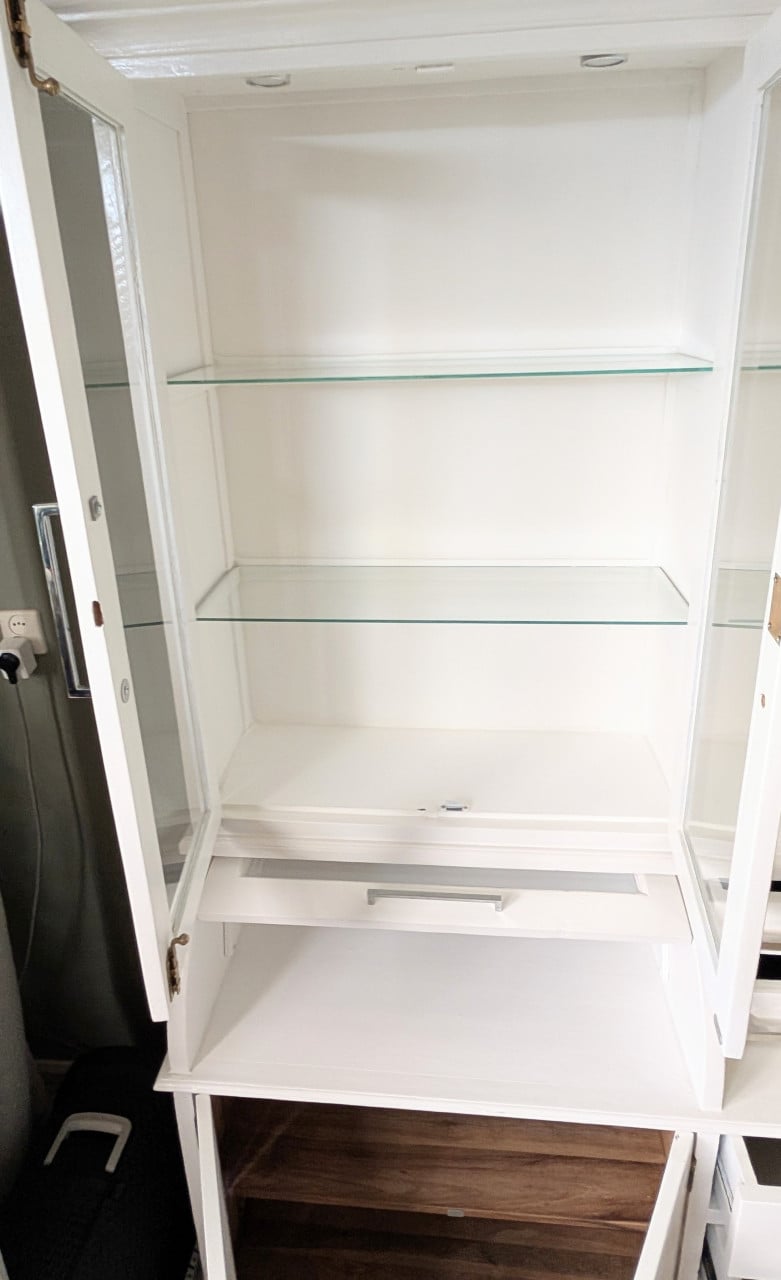 Wit houten vitrinekast/buffetkast/apothekerskast