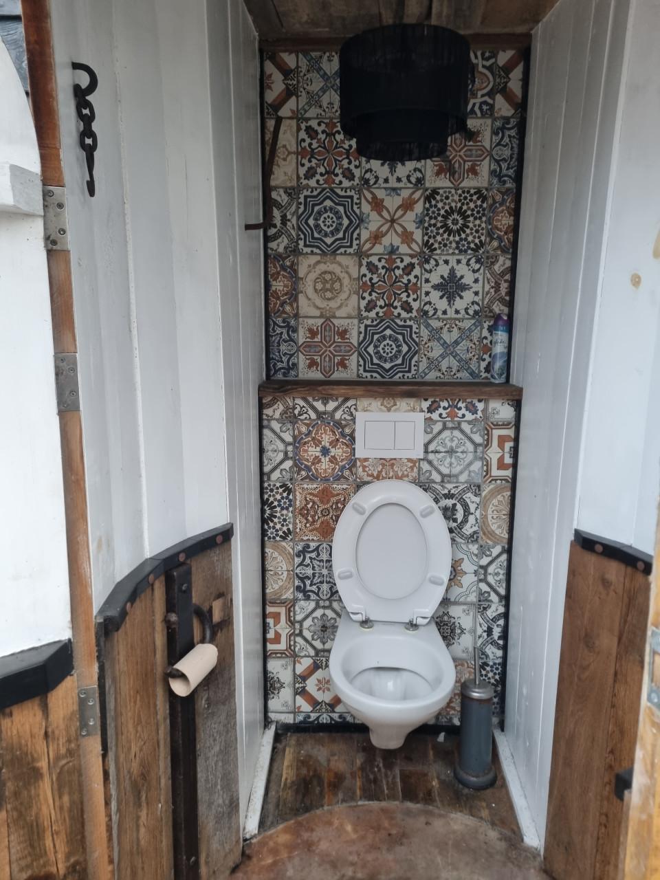 Buiten toilet