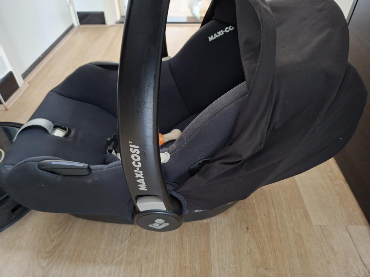Maxi-Cosi Cabrio i-Size + FamilyFix 3 - complete set