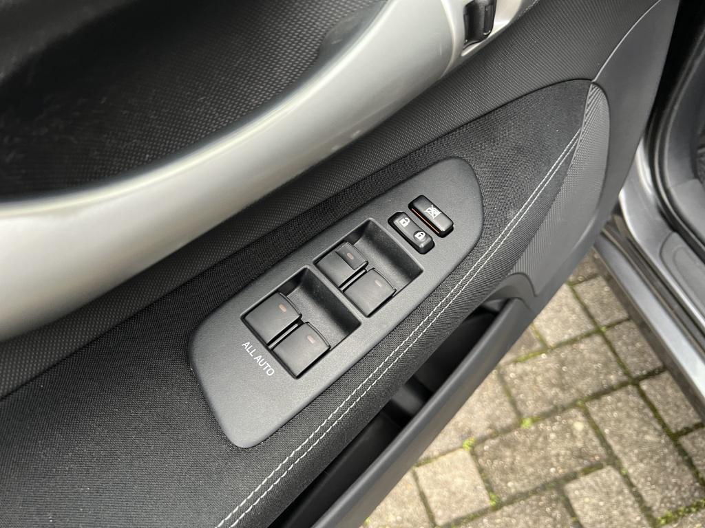 Toyota Auris 1.8 full hyb.exe.bns | trekhaak | parkeercamera