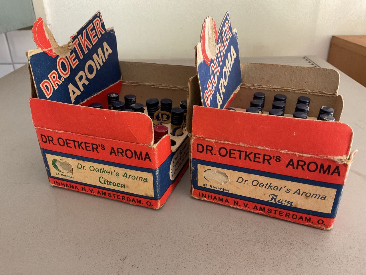 Oude flesjes Dr .Oetker aroma