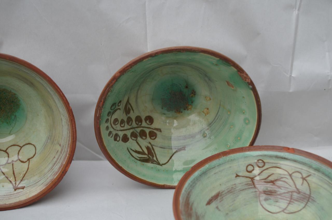 Keramiek 5 schaaltjes gesigneerd 'Haemstede' denk ik.