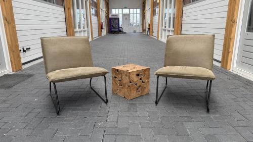 Stijlvolle loungeset – 2 comfortabele fauteuils + unieke houten bijzettafel