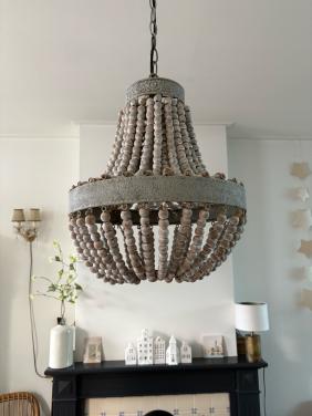 Kroonluchter van houten kralen