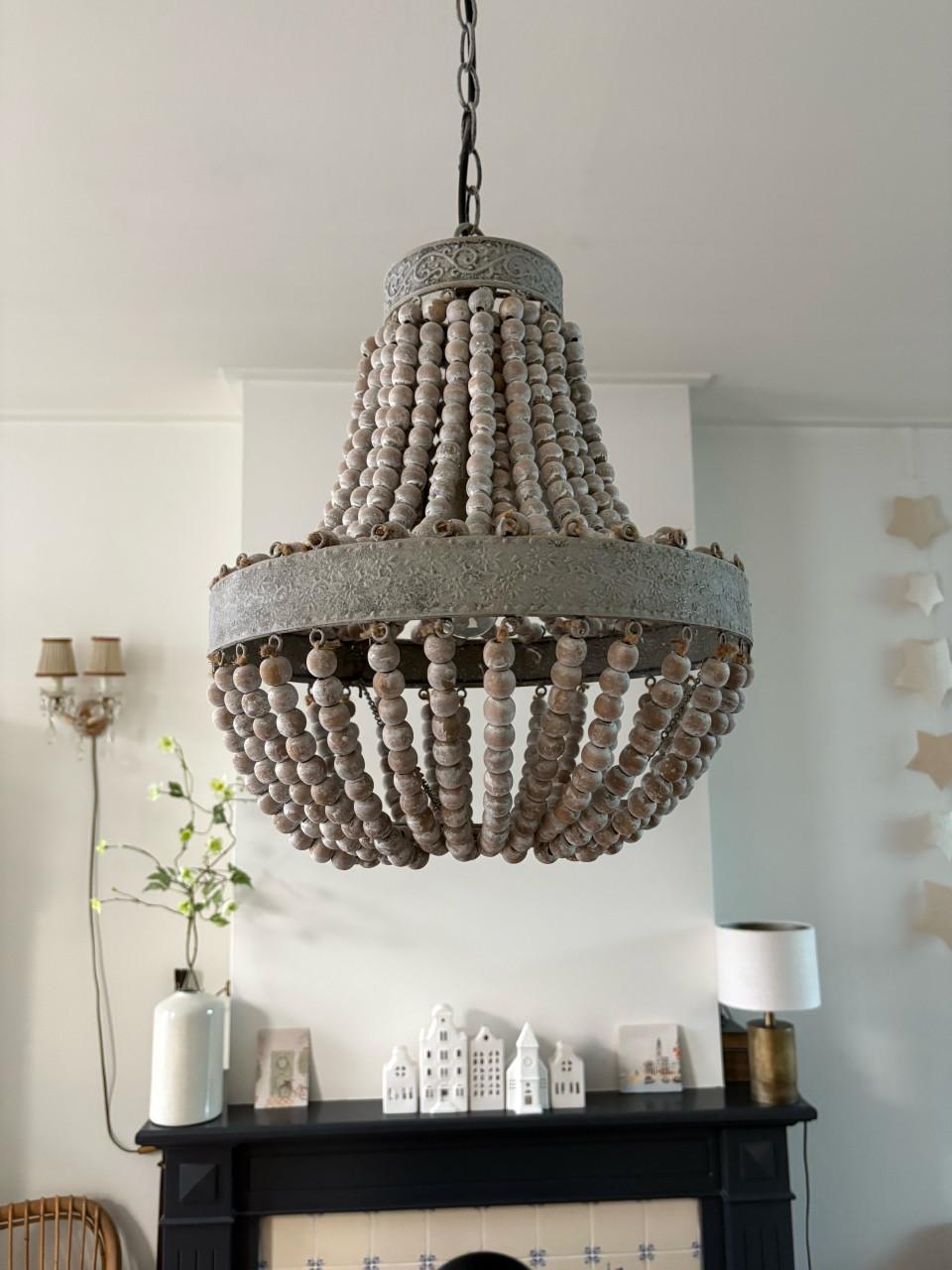 Kroonluchter van houten kralen