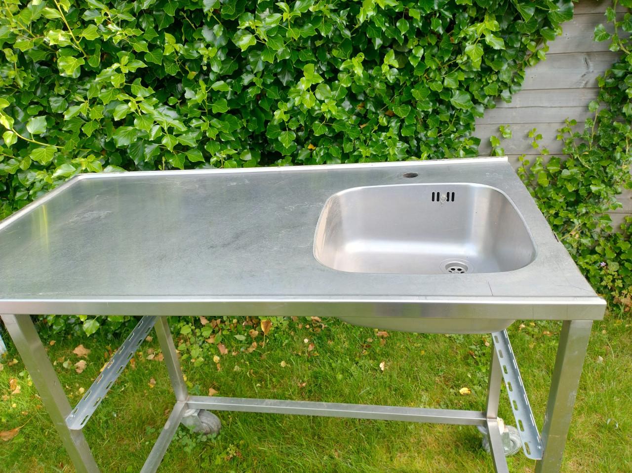 RVS aanrechtblad op onderstel, ideaal voor buiten/buitenkeuken!