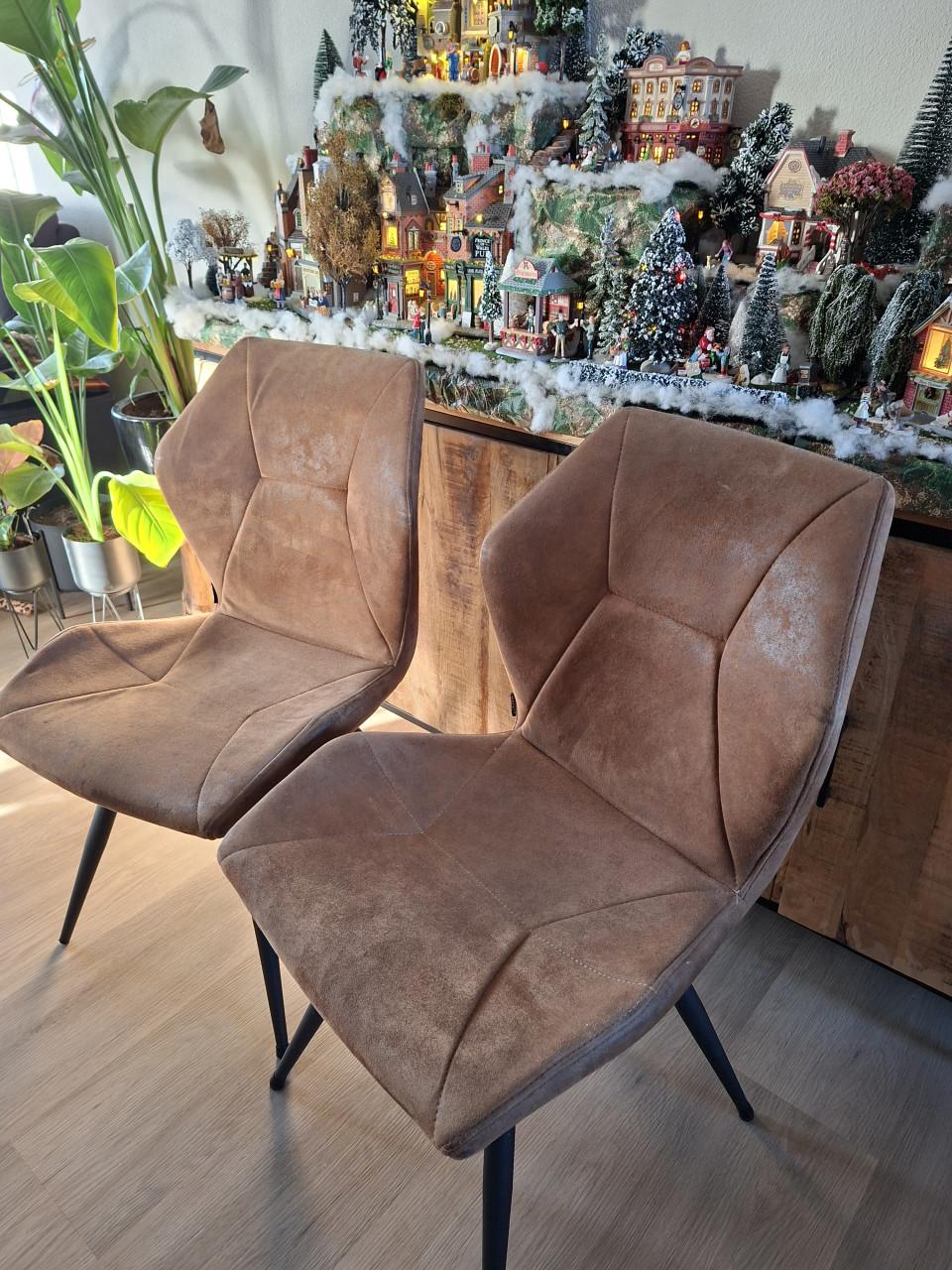 4 Eetkamer stoelen en eetkamertafel bankje