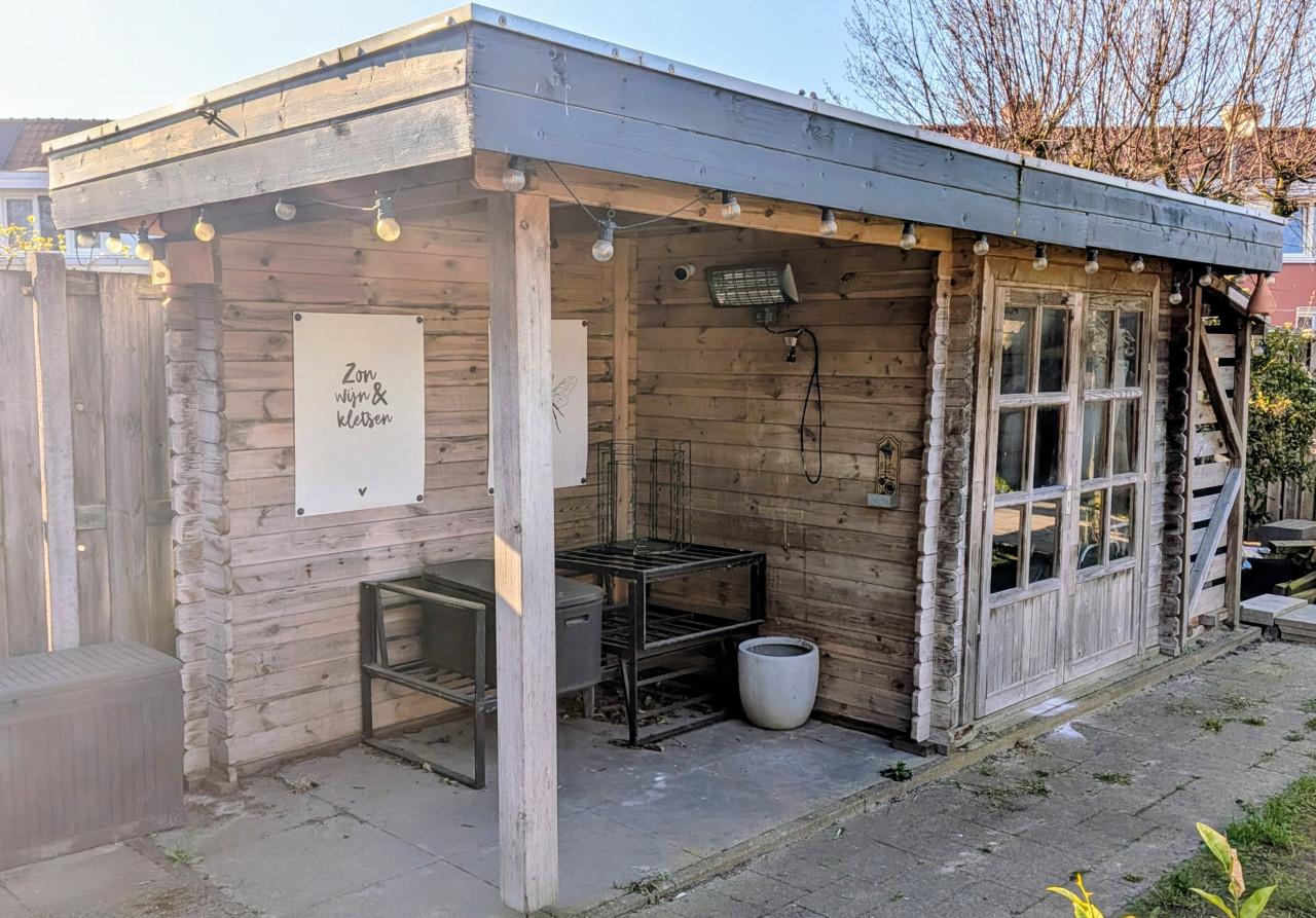 Houten overkapping met schuurtje/berging