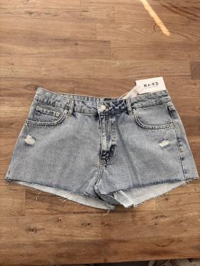 Short van NA-KD maat 42.