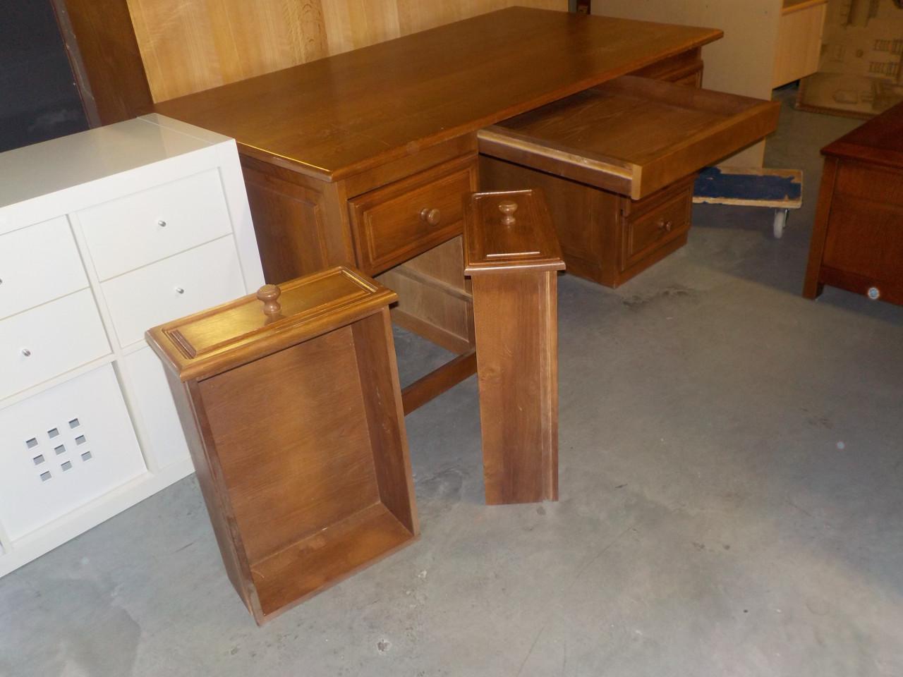 Mooie kwaliteit geheel massief eiken bureau in goede staat met diepe laden