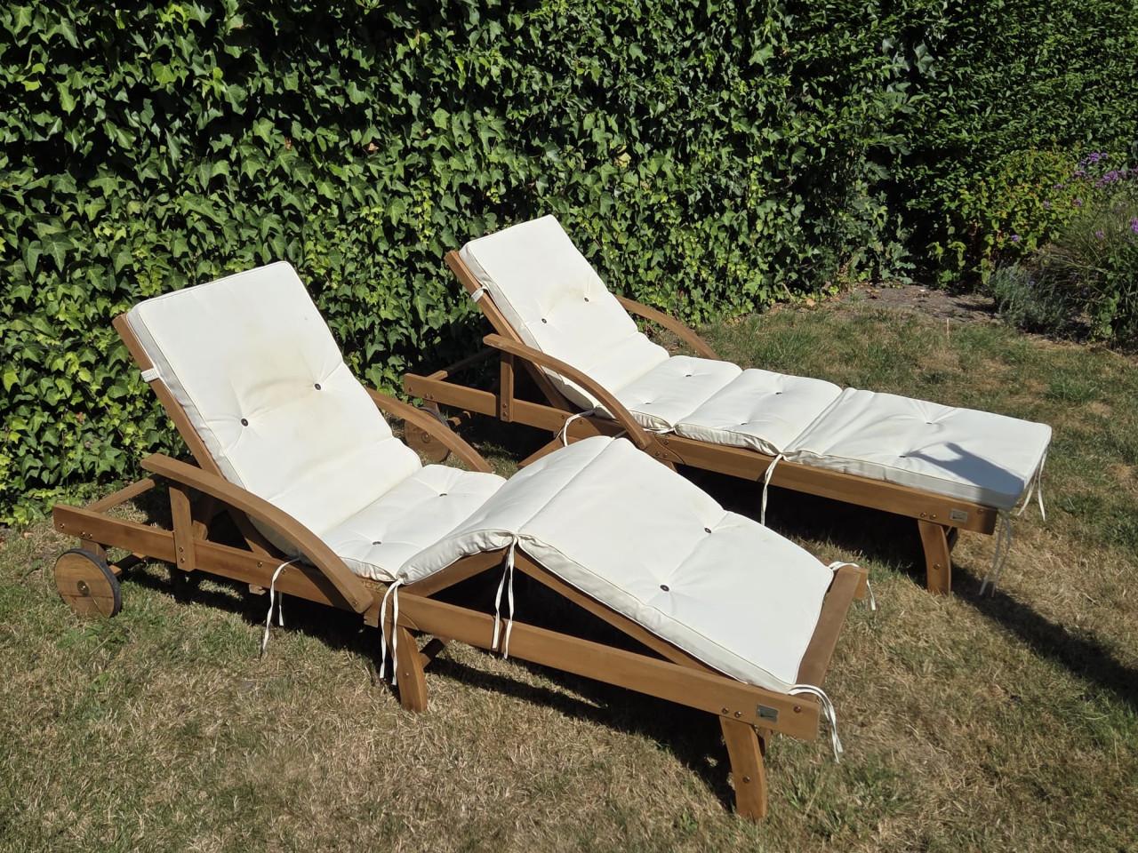 2x Luxe Acaciahouten ligbedden. Verstelbaar, met Wielen & Kussens