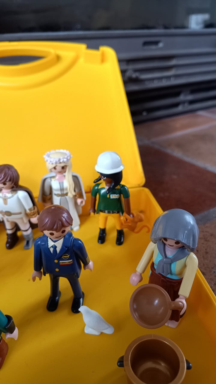 Playmobil set – 10 figuren + hond + accessoires in gele koffer