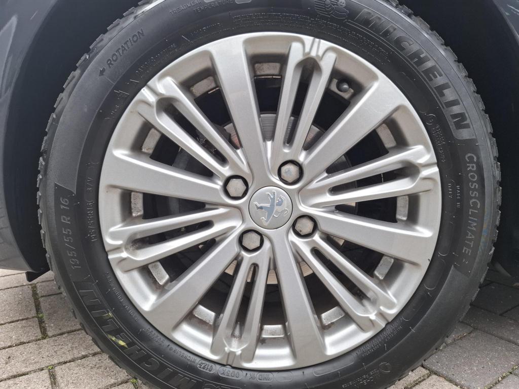 Peugeot 208 1.2 allure nav/clim/lmv/park
