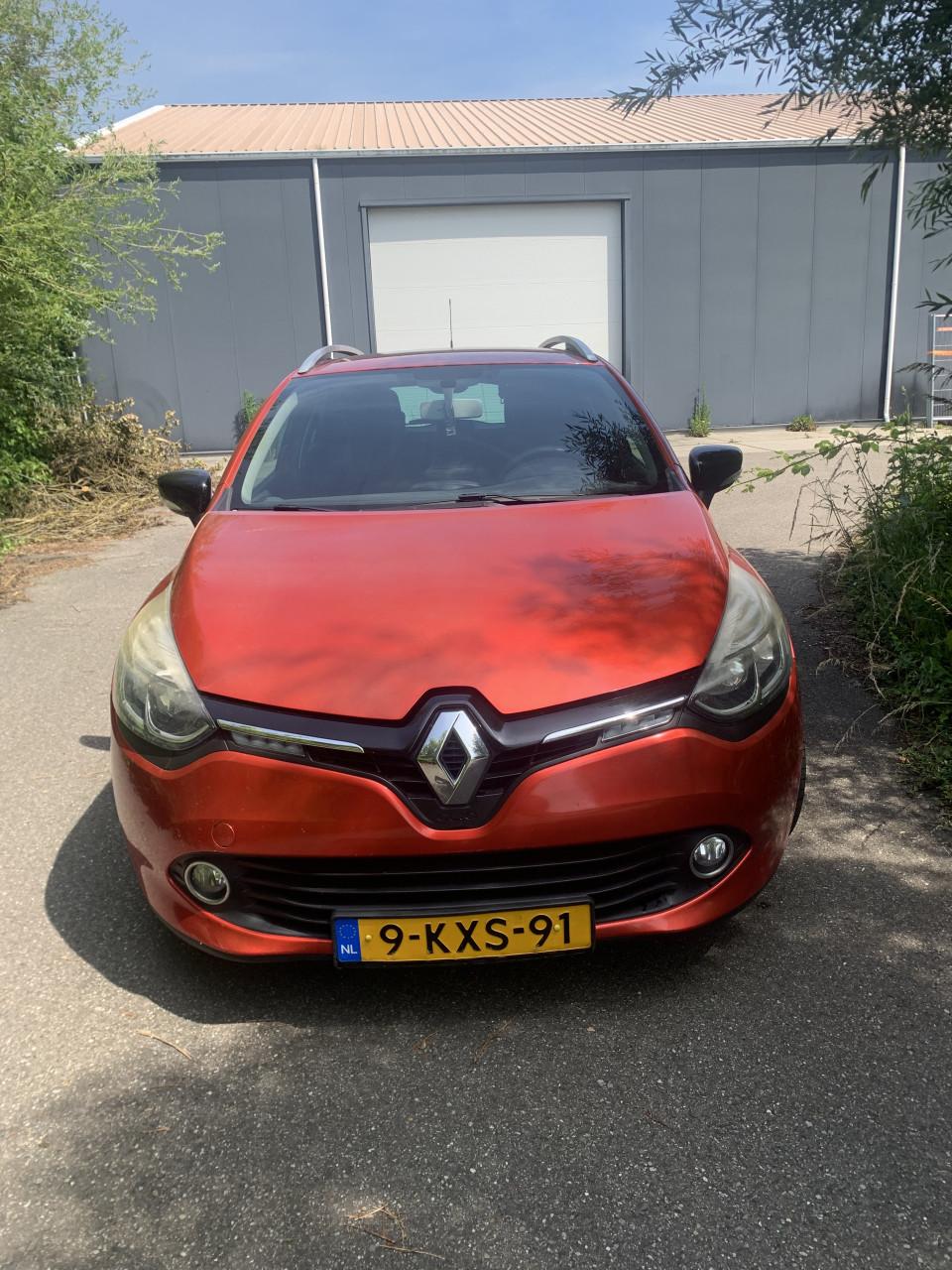 Te koop Renault Clio estate (flaming red)