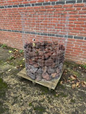 Lavastenen voor vijverrand