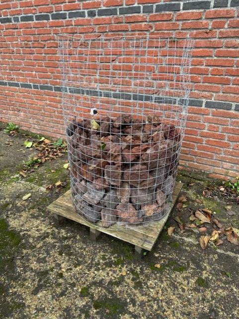 Lavastenen voor vijverrand