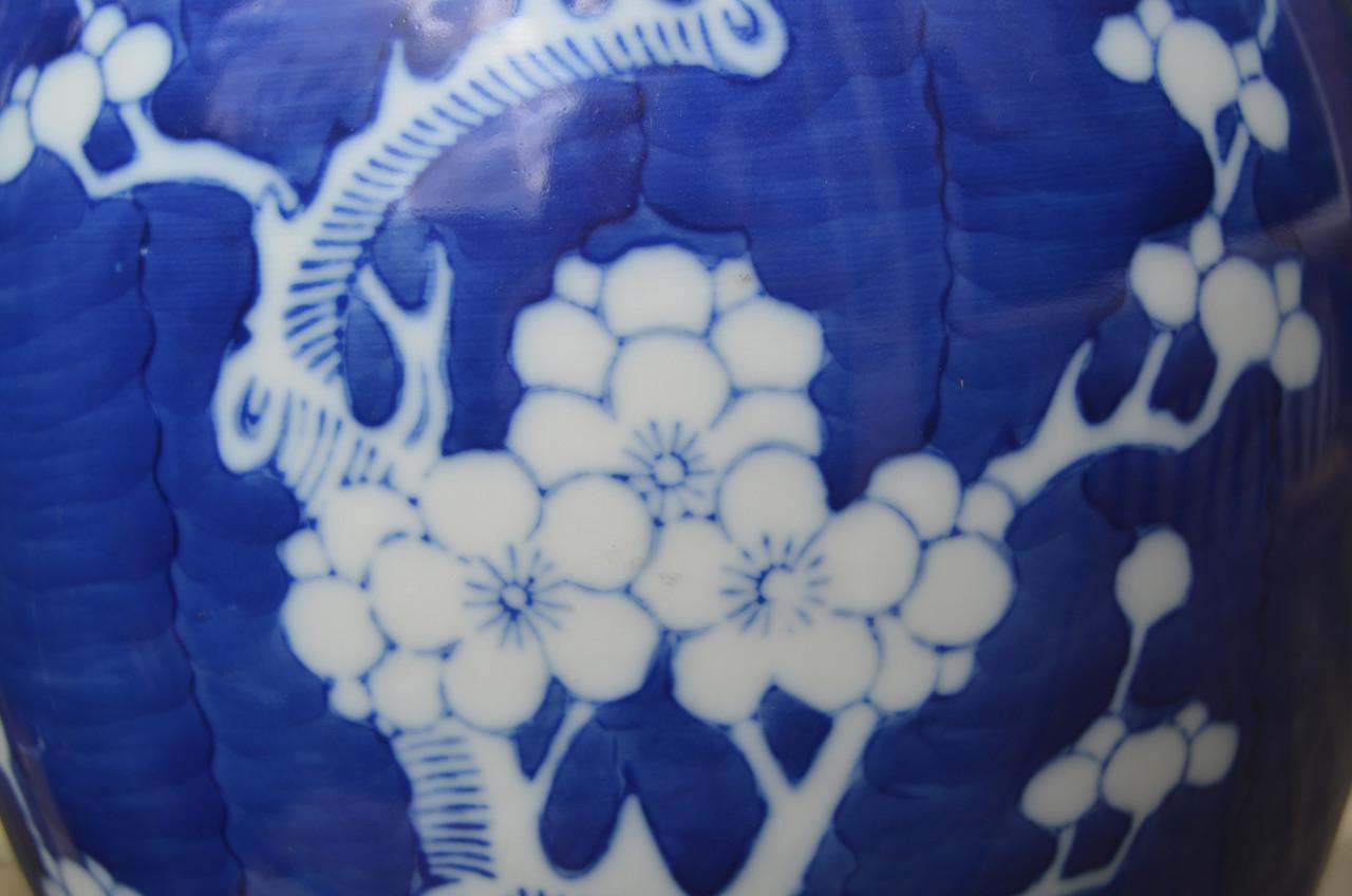 Mooie blauw/witte Chinese prunusvaas, gemerkt