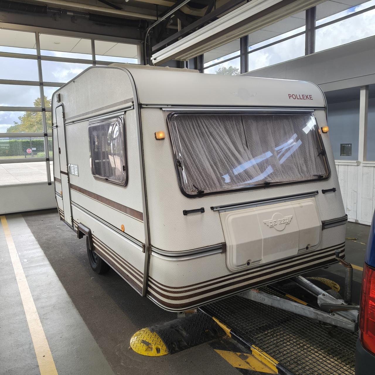 De reu 385 met kenteken Nl ,met Voortent................