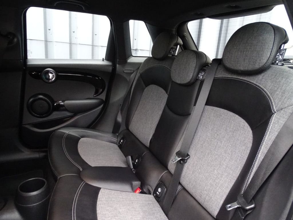 Mini Cooper mini 1.5 serious business automaat | jcw pack | king's cross