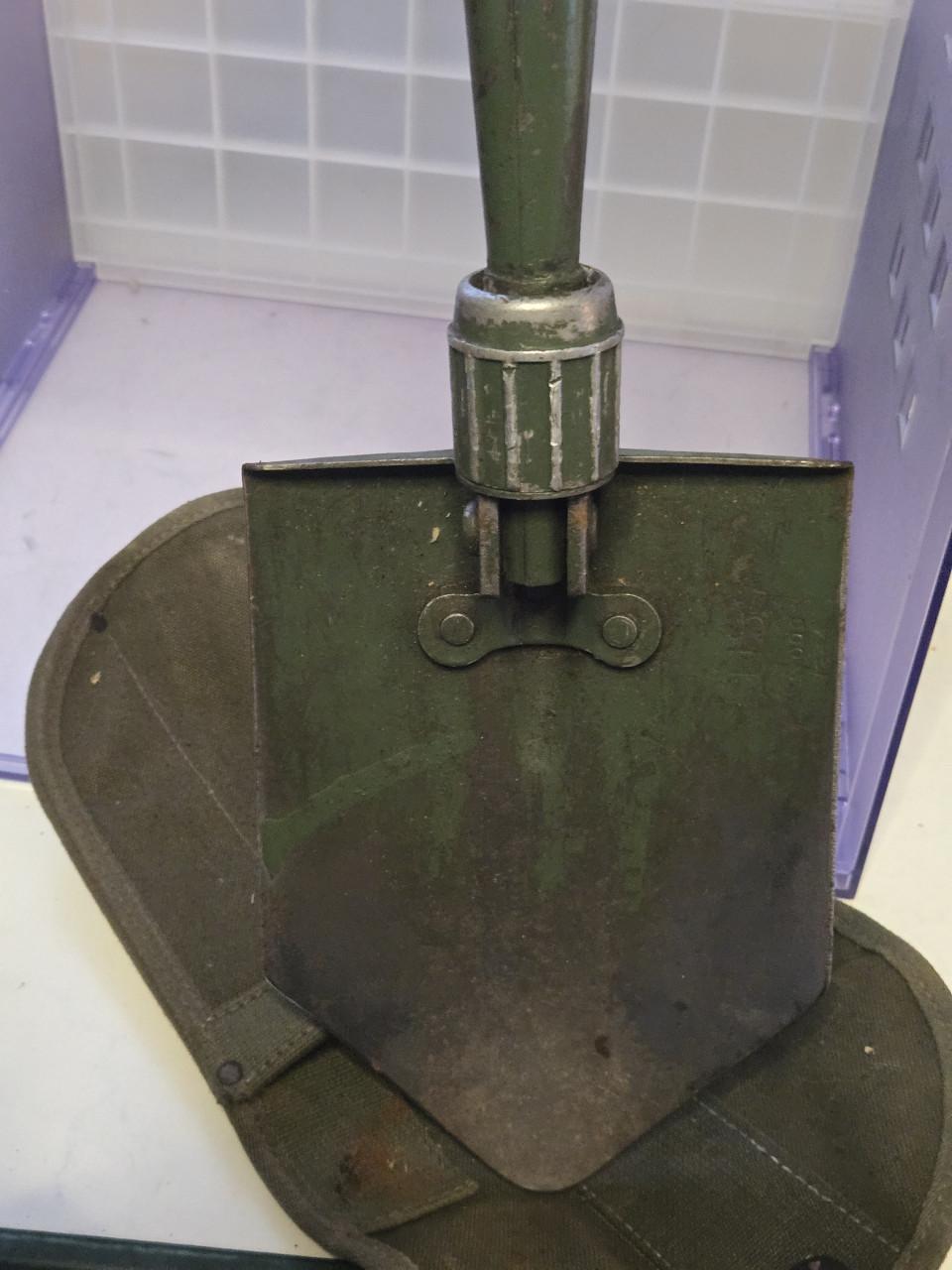 Militaire klapschop (pioniersschep) met een foudraal (draagtas). 1944.