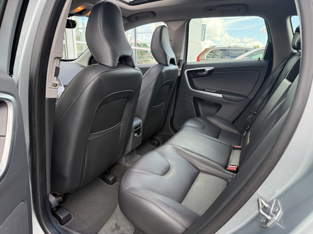 Volvo XC60 t5 245pk aut6 polar+ luxury| panodak| trekhaak| standkachel| ca
