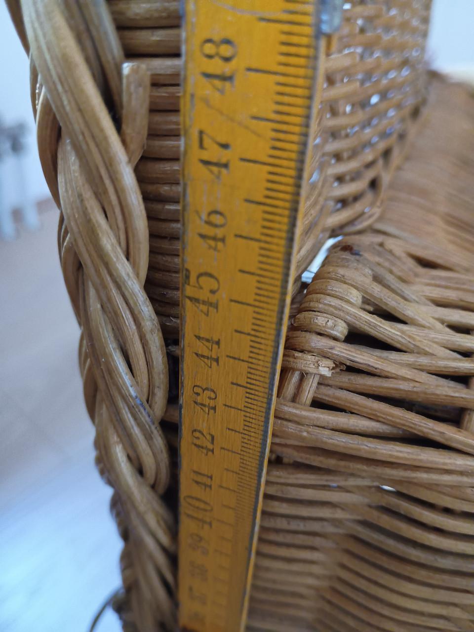 Te koop: set van 2 stoeltjes met tafel
