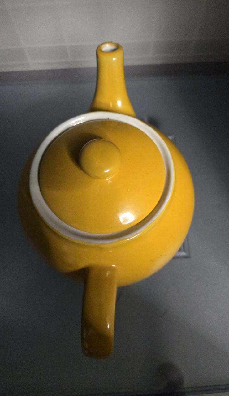 Mosterdgele keramieken 2-kops theepot . H13 Ø 14cm